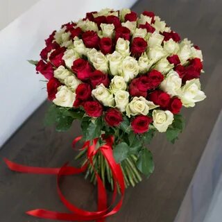 Красно белый букет роз