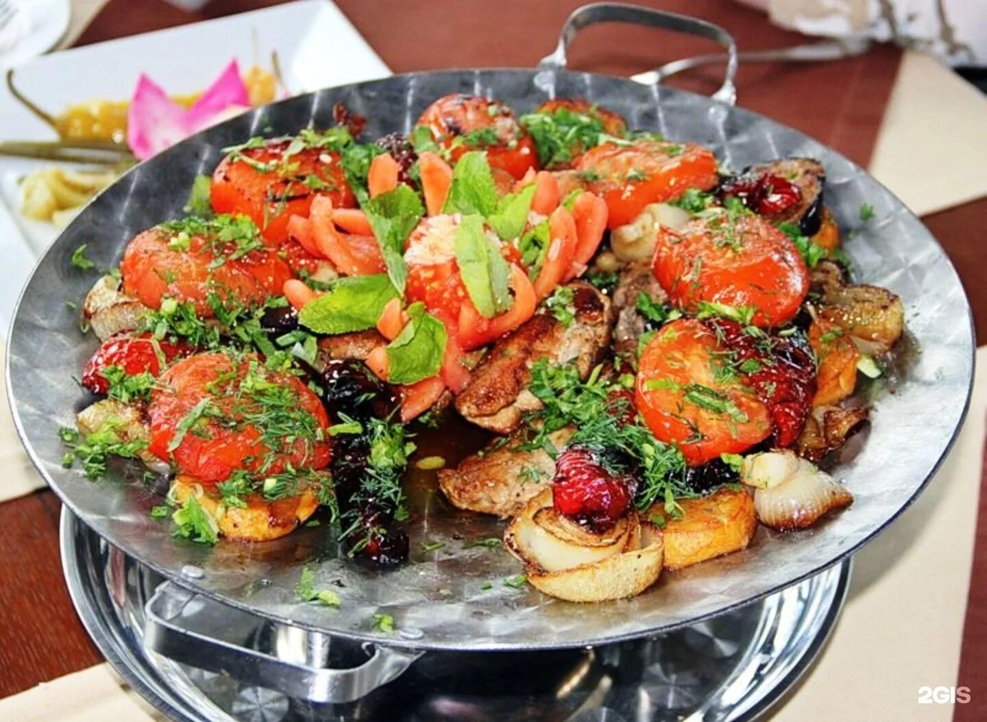 Садж из овощей. Садж азербайджанский ассори. Садж кебаб. Садж из баранины. Садж из овощей.