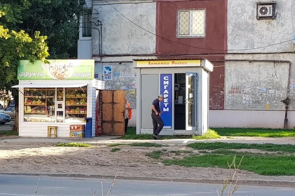 Ул центральная энгельс. Ларьки 10 лет назад. Ларек Урицкий Энгельс. Тельмана 147 Энгельс. Энгельс Центральная улица.