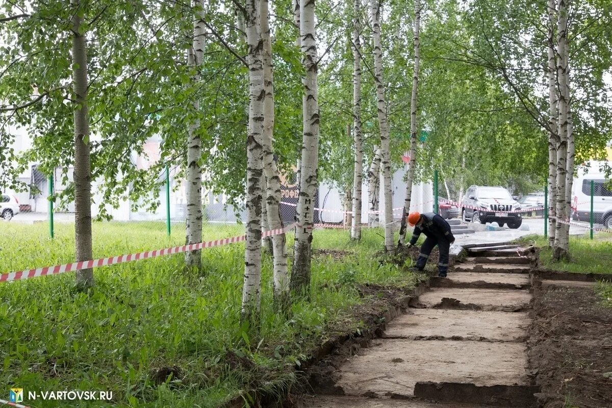 Сквер героев Самотлора Нижневартовск. Скверы Нижневартовска парки. Зеленые насаждения Нижневартовск. Сквер Мужества Нижневартовск.