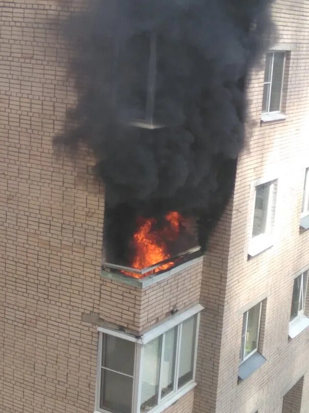 Горящий балкон. Пожар на балконе. Горит балкон. Сгорел балкон