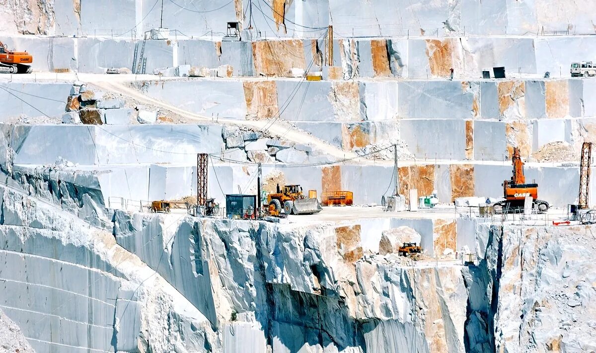 Добыча мрамора. Мраморный карьер в бугульдейке. Мраморные карьеры иркутск бугульдейка. Каррарский мраморный карьер. Байкал мраморный карьер бугульдейка.