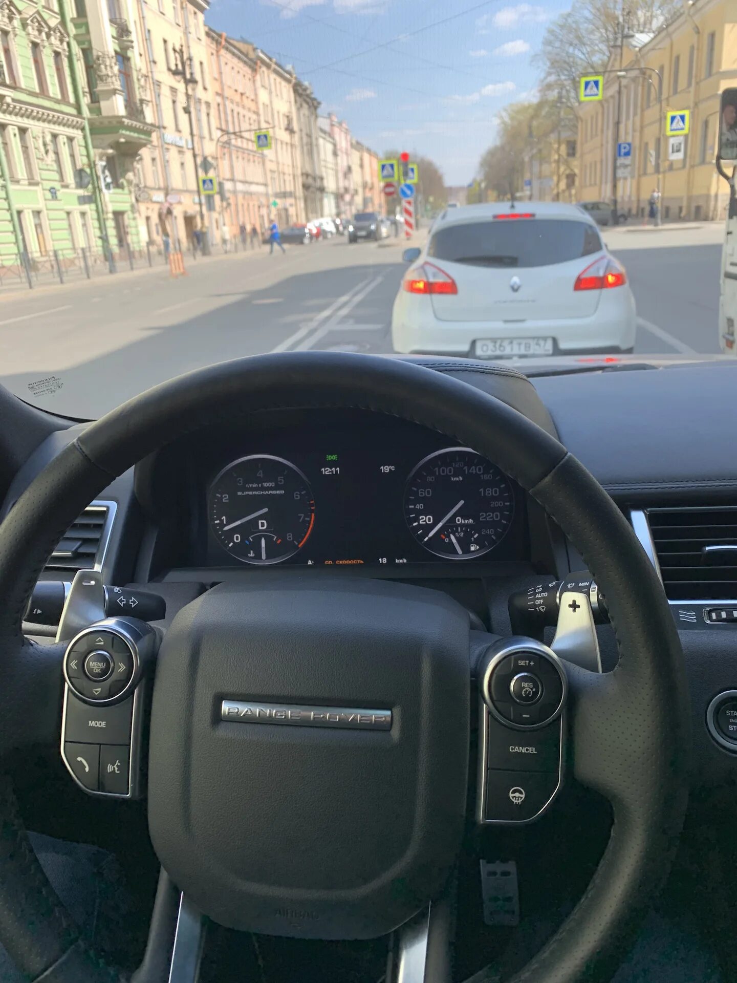 На руле москва. Руль range rover sport l494. за рулем рендж ровера. замшевый руль range rover sport l494. за рулем range rover sport.
