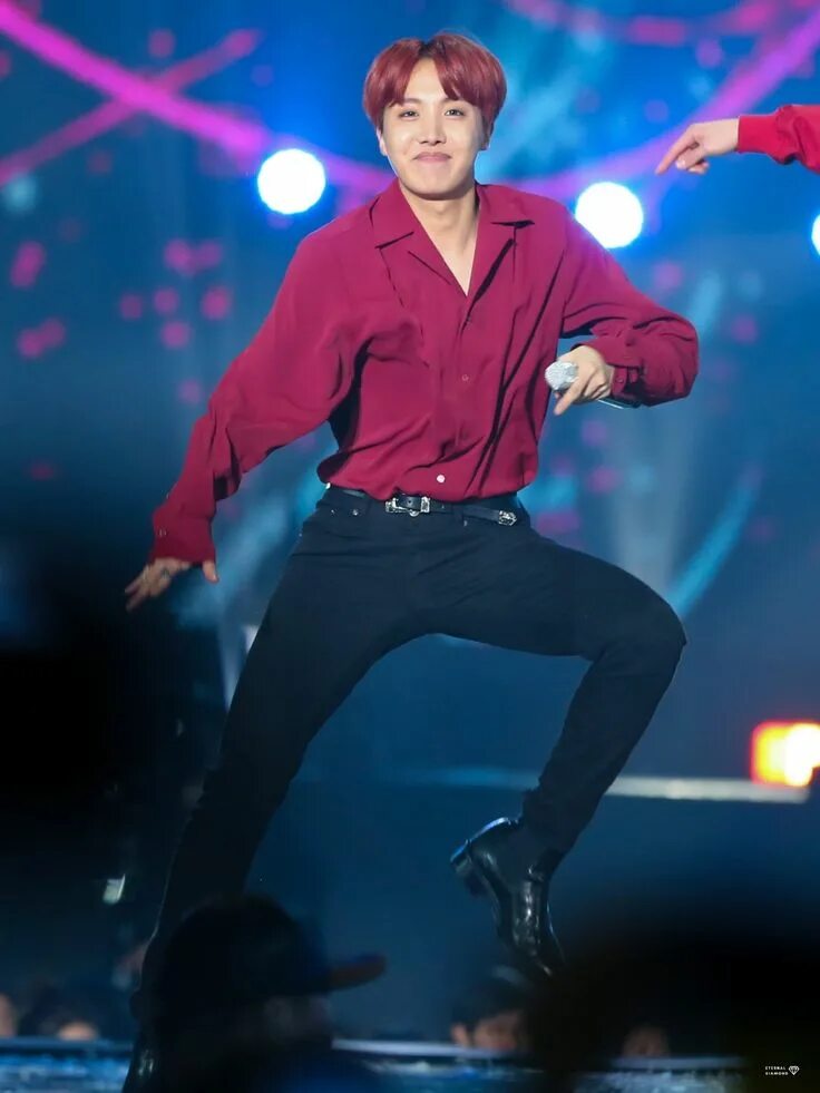 J-hope танцует. J-hope танцует. Чон хосок 2022. Танцы джей хоупа. J hope dance.