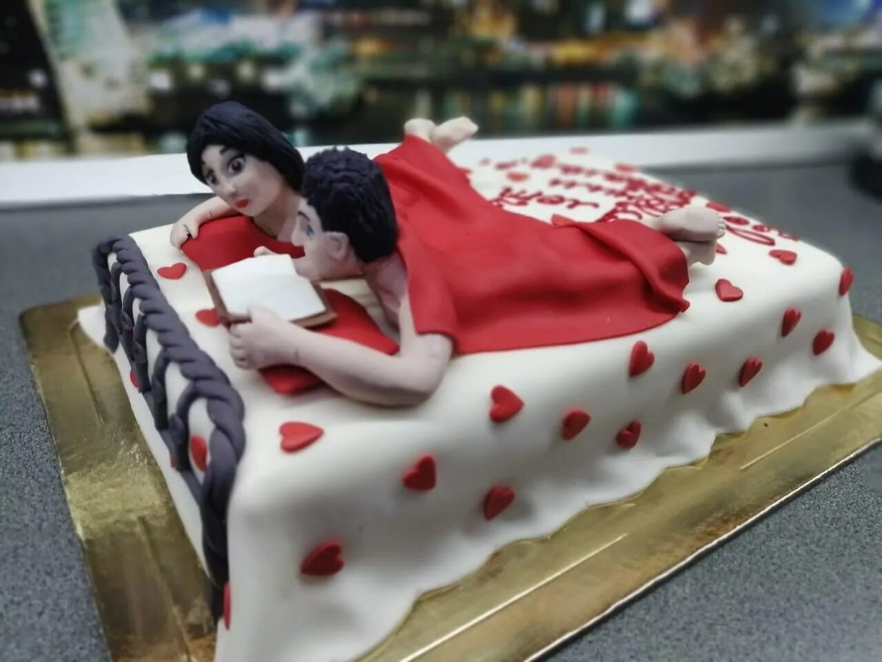 Под одним одеялом картинка. Торт кровать. торт 10 лет под одним одеялом. торт 3 года под одним одеялом. 4 года под одним одеялом торт.