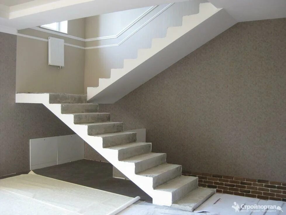 Бетонная лестница второй. Монолитные двухмаршевые лестницы. Двухмаршевая бетонная лестница. Бетонная лестница монолит. Лестница двухмаршевая с площадкой бетонная.
