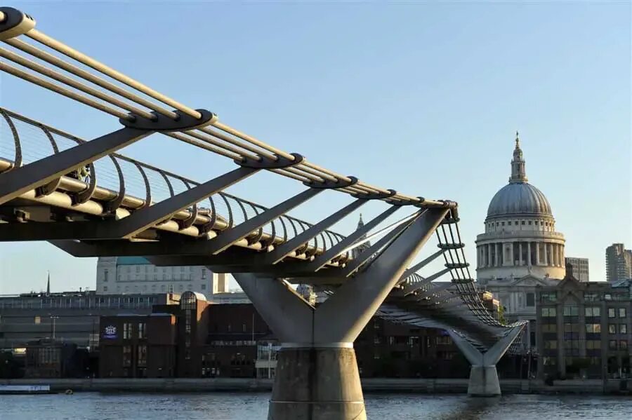 Миллениум что это. Мост Миллениум Лондон. Лондон мост Миллениум Архитектор. Мост Миллениум (Миллениум бридж), Лондон, Великобритания.