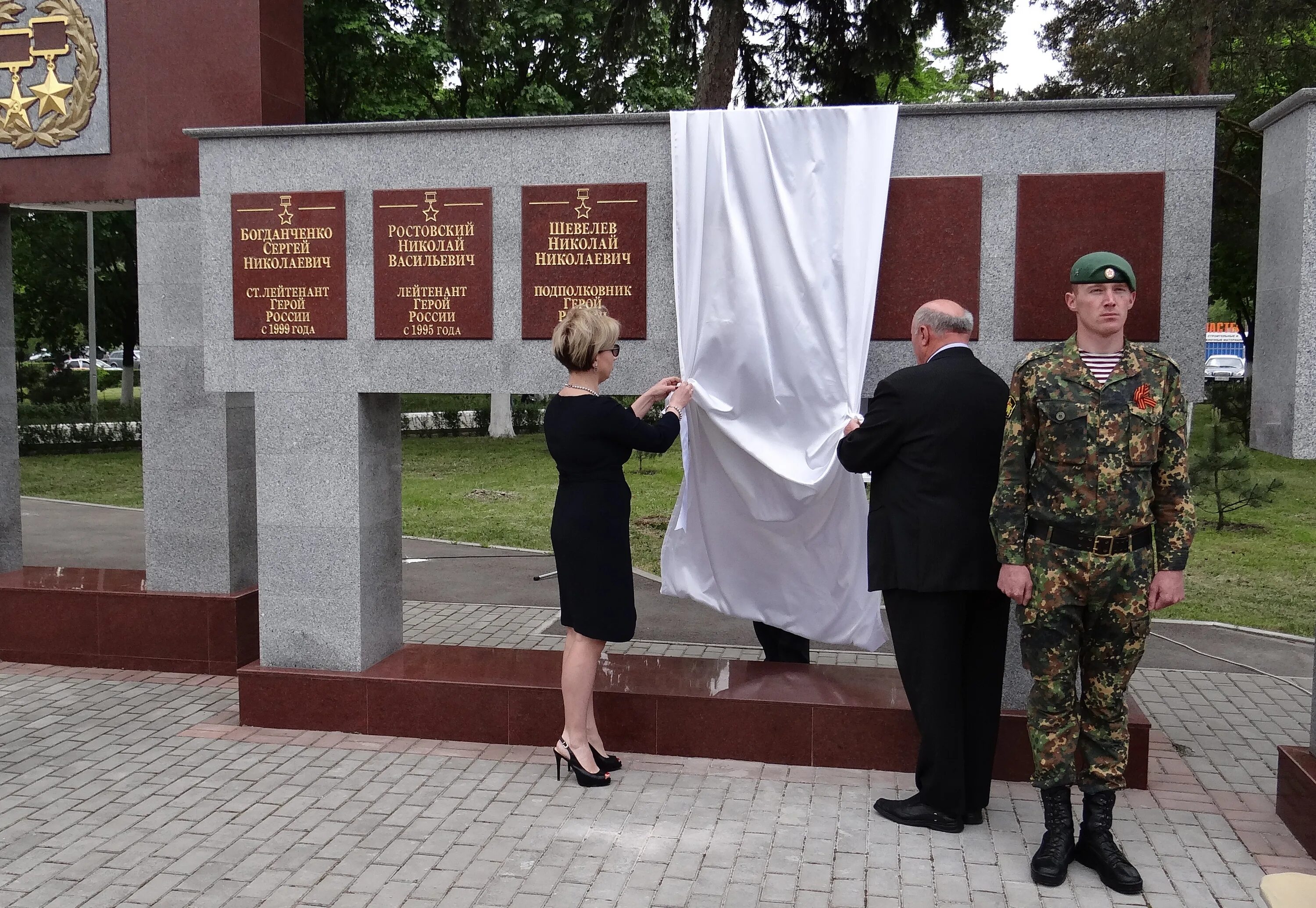 Новости г лабинска. Мемориальный комплекс площадь Победы аллея героев Лабинск. Площадь Победы Лабинск. Лабинск мемориал Победы. Мемориальный комплекс площадь Победы Лабинск БТР-80 Лабинск.