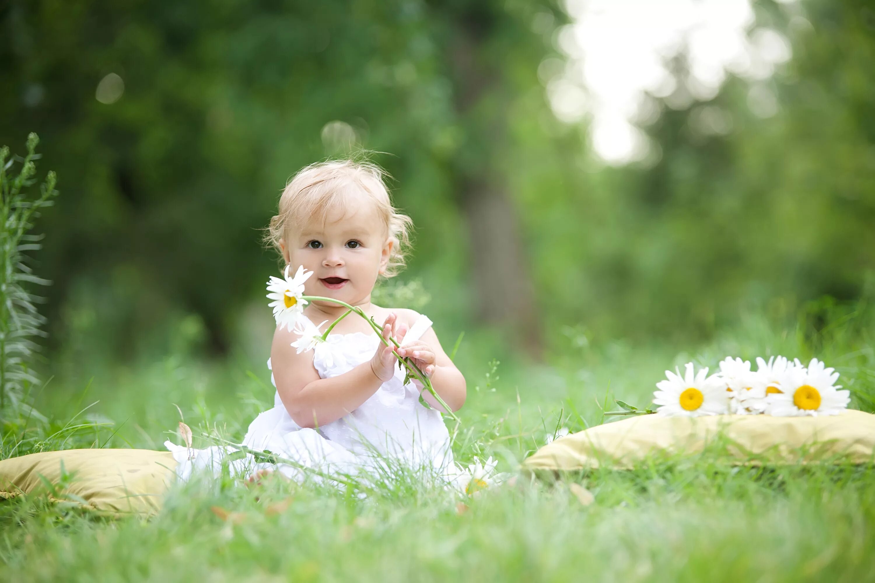 Child nature. Дети и природа. Счастливый ребенок. Девочка в ромашках. Детская фотосессия на природе.