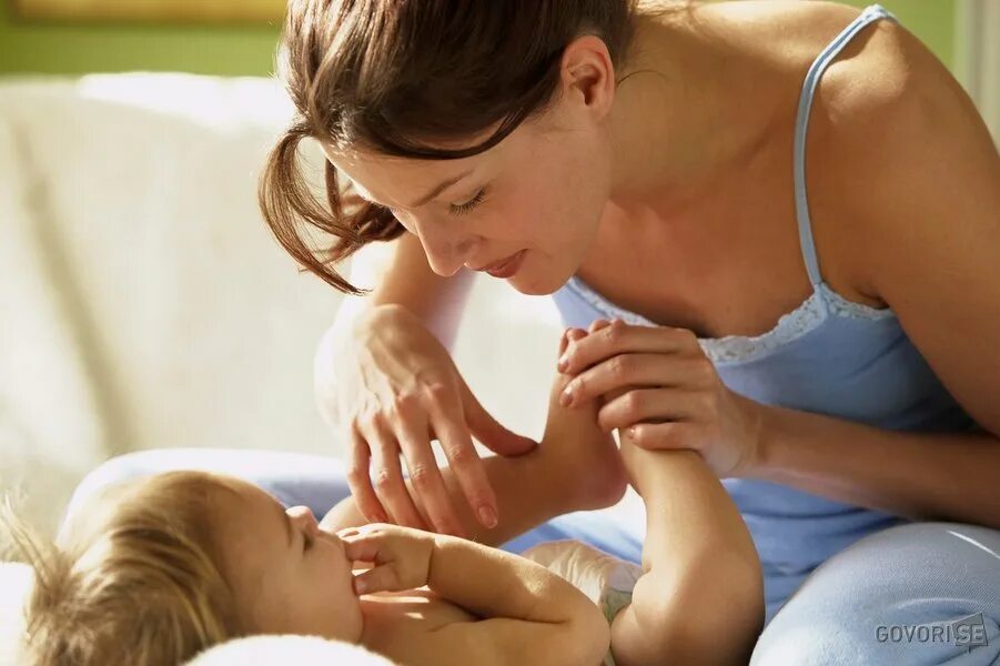 Улыбка мамы. Мамы без вирусов. Фотосессия мама и малыш. Женщина кормит грудью. Мать с больным ребенком.