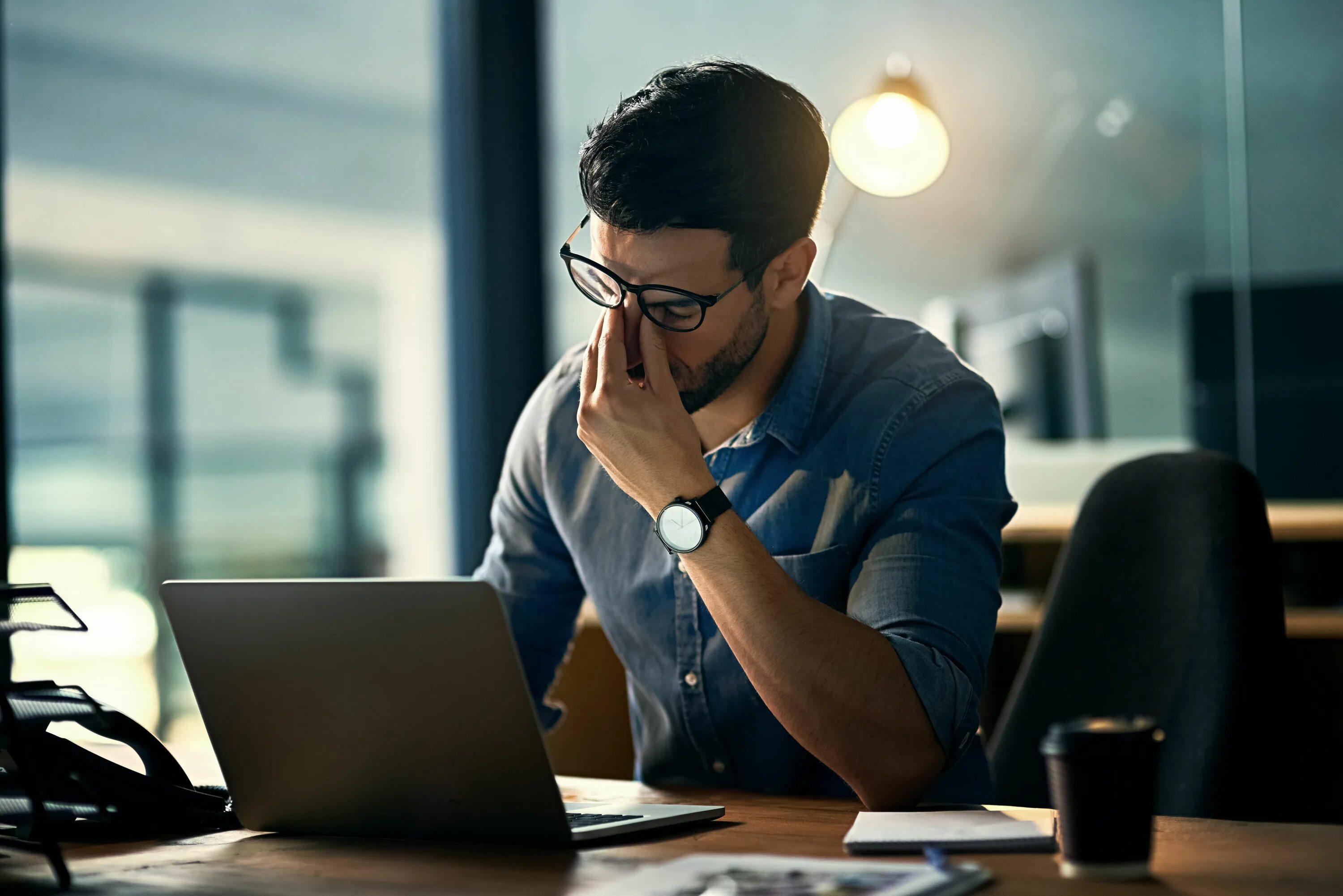 Can be stressful. Человек за компьютером. Человек в офисе за компьютером. Что за люди. Человеч за компьютером.