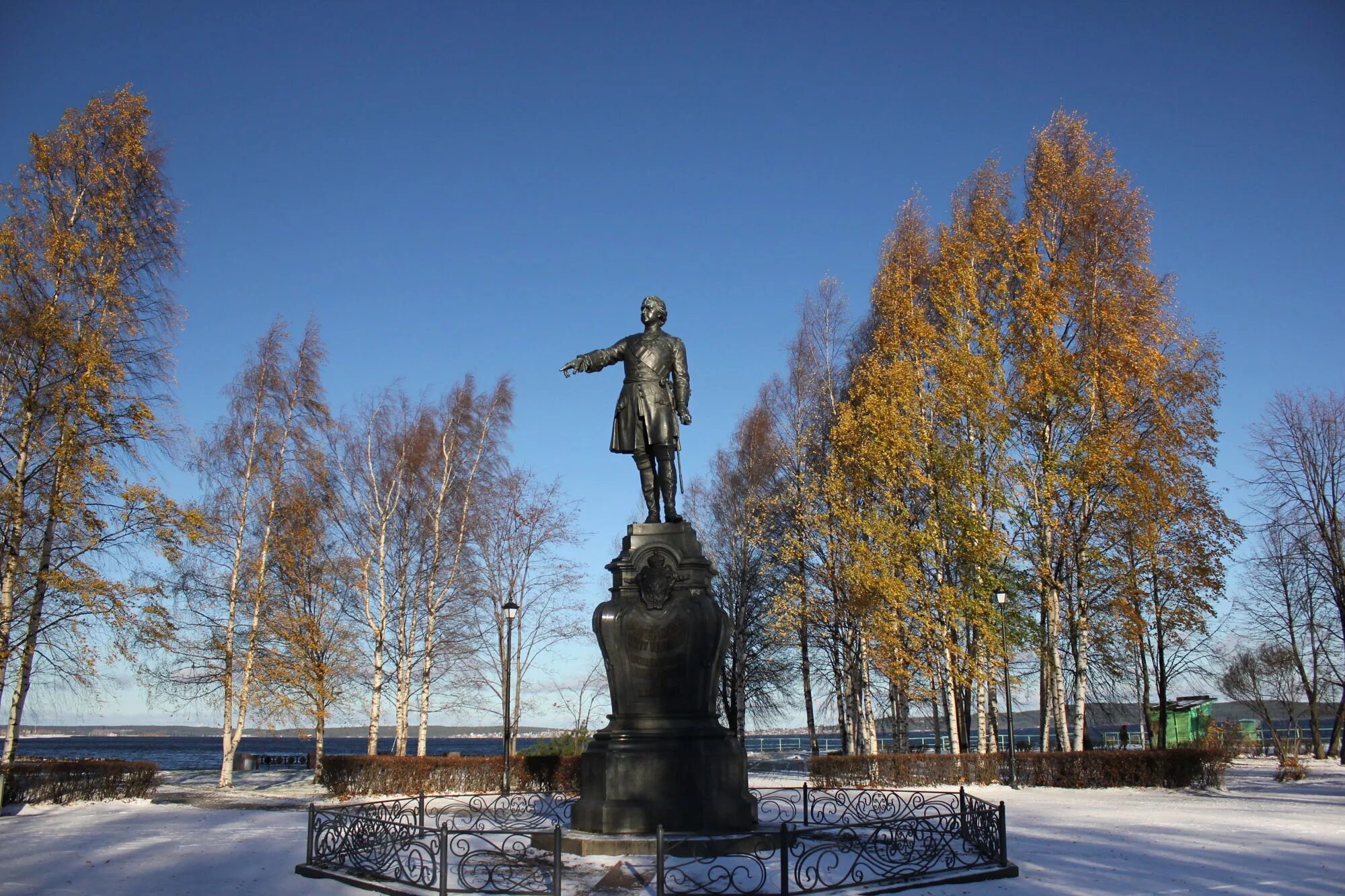 Петровский сквер Петрозаводск. Республика Карелия столица Петрозаводск. Памятники Карелии Петрозаводск. Памятник Петру i на набережной Онеги в Петрозаводске. Купить в петрозаводске сегодня