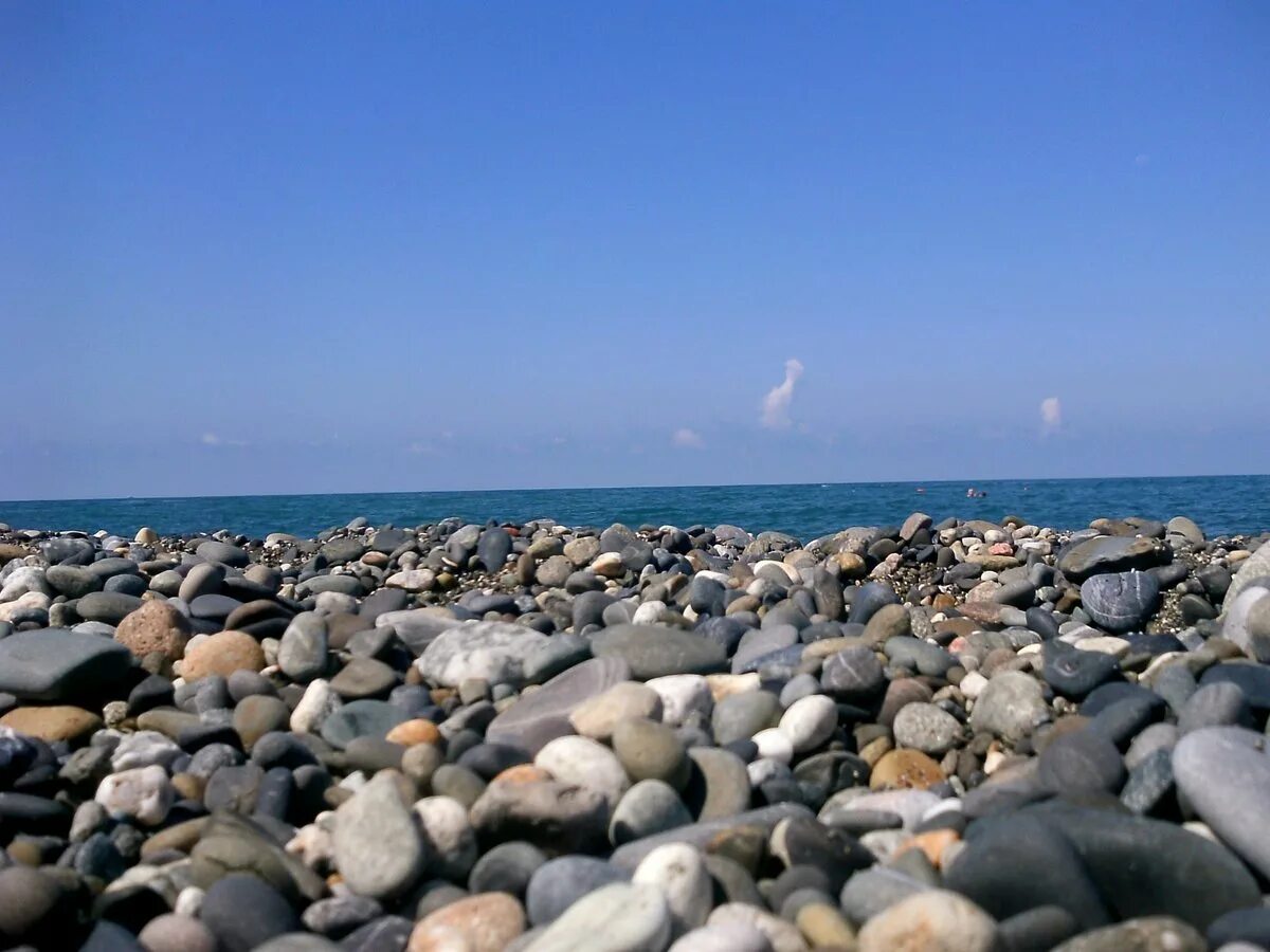 Какие камни в сочи. Черное море лоо. сочи лоо море. сочи лоо пляж. черное море сочи лоо.