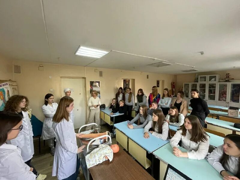 Студенты медики на практике. Прически в медицинский колледж. Владимирский базовый мед колледж. Med kollej. Сестринское дело мед колледж.