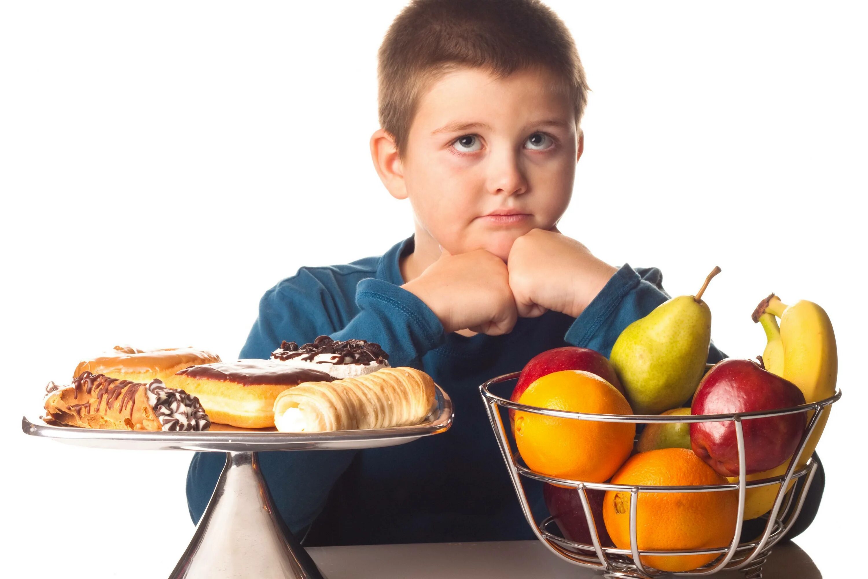 Подбирать еду. Вредная еда для детей. Ребенок ест чипсы. Неправильное питание детей. Полезная и вредная еда для детей.