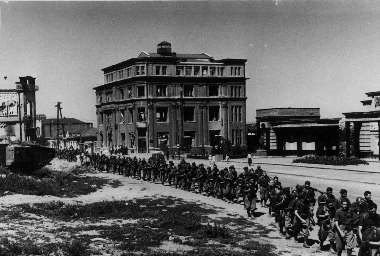 Немецко фашистскими оккупантами. Освобождение Ворошиловграда 1943. Ворошиловград в годы войны 1941-1945. 1943 Год город Ворошиловград. Освобождение Луганска 1943.