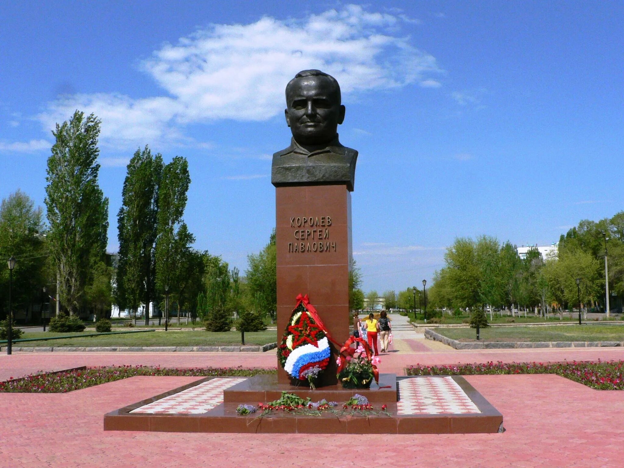 Знаменск область. Памятник королеву Знаменска Астраханской области. Памятник королеву Знаменск. Знаменск Астраханская область памятники. Памятники город Знаменск Астраханской.