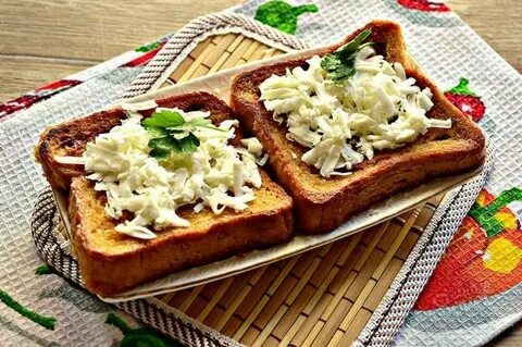 Гренки из черного хлеба с яйцом