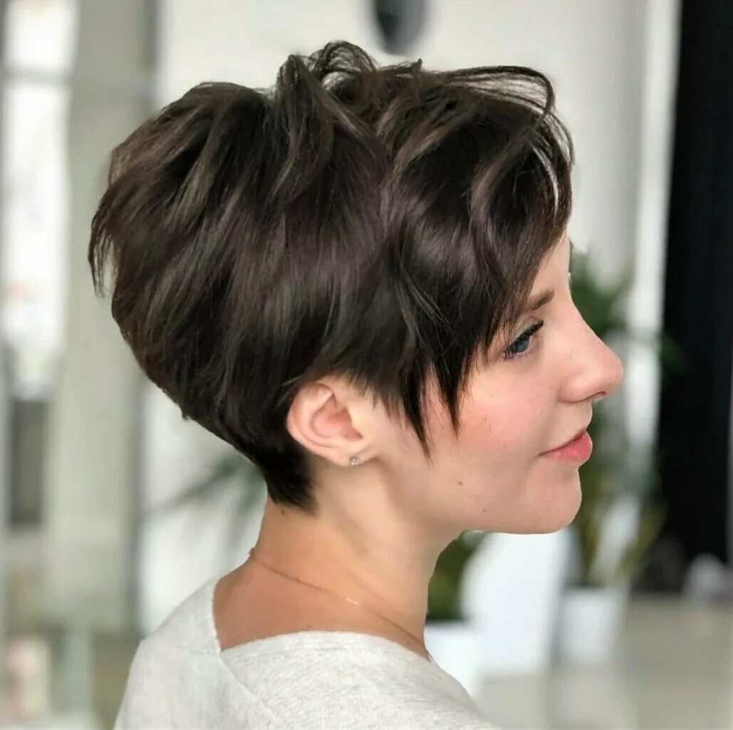 Модные ультракороткие стрижки 2022. Короткие стрижки гарсон пикси. Женская короткая стрижка уроки. Стрижка гарсон пикси. Стрижка гарсон схема выполнения стрижки.