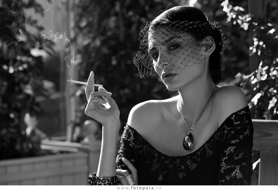 Загадочная женщина с сигаретой. Загадочная дама. Женщина Равнодушная. Девушка безразличие. Жена загадочная