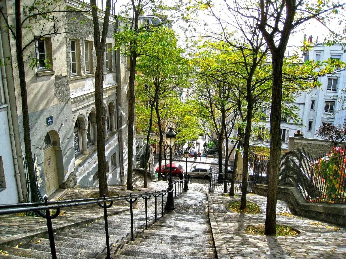 Дом на опрятной улице. Улица Монмартр в Париже. Париж лестница Монмартра. Улицы Монмартра в Париже. Монмартр 1900.