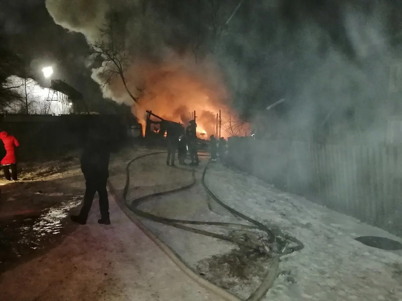 Сгорел дом в раменском. Пожар в Подмосковье. Г Фрязино пожар. Пожар дома.