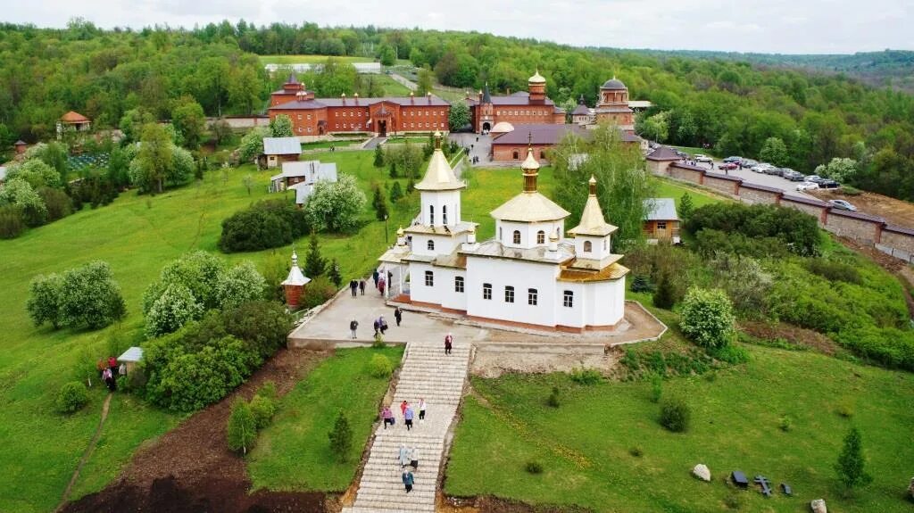 Успенский свято георгиевский. Успенский Свято-Георгиевский мужской монастырь святые кустики. Свято-Георгиевский мужской монастырь Башкирия. Святые кустики монастырь Башкирия. Успенский Свято-Георгиевский монастырь в Башкирии.