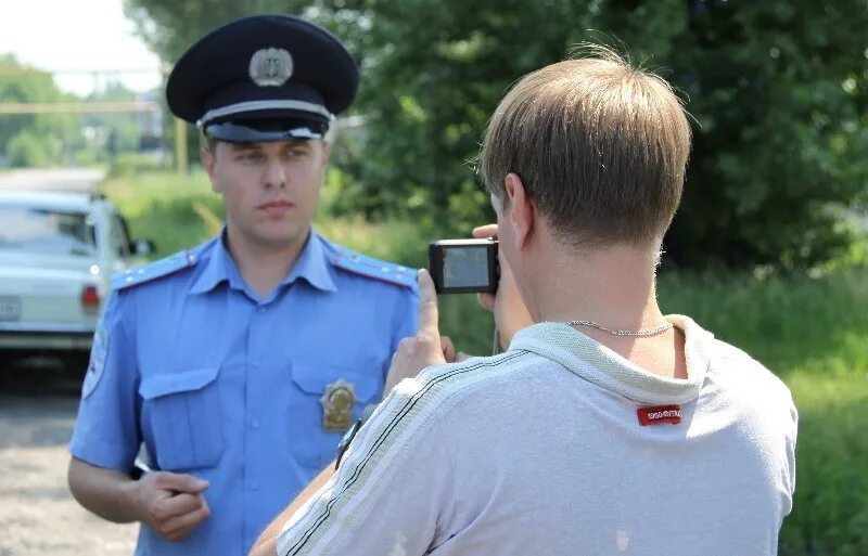 Можно снимать полицейских на камеру при исполнении. Съемка полиции. видеосъемка дпс инспектора. съемка инспектора гибдд на камеру. фотосъемка полиции.