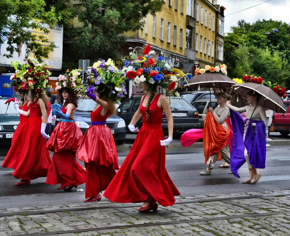 Масленичный карнавал в испании. Фальяс праздник в испании. Фестивали в испании. Фиеста де ла ньев. Как называется праздник в испании.