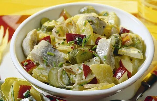 Немецкий салат с селедкой. Картофельный салат с селедкой. салат картофельный с сельдью. немецкий картофельный салат с сельдью. салат селедка с картошкой.