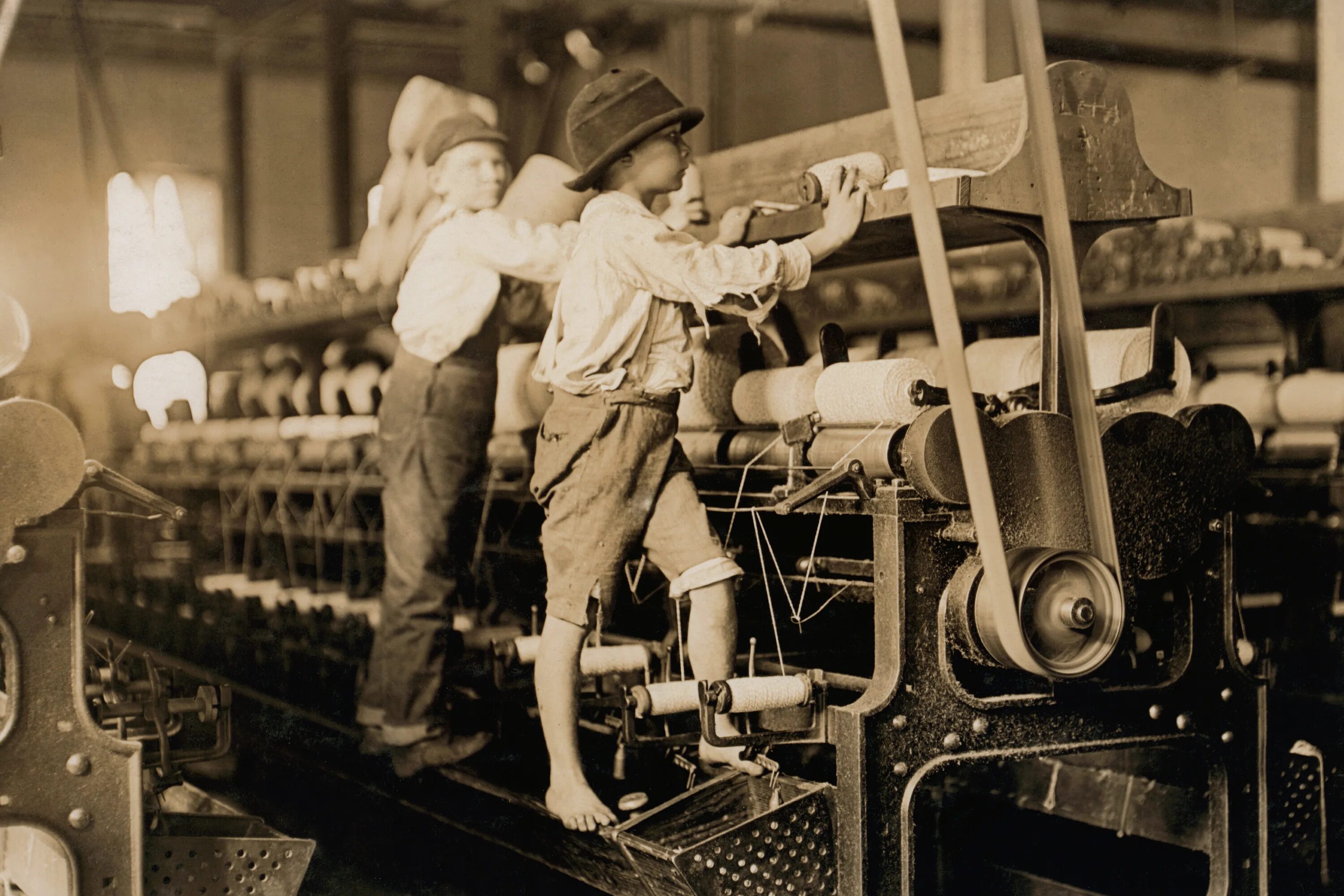 Детский труд в Англии в 19 веке. Ткацкая фабрика Великобритания 19 век. Льюис Хайн девочка на ткацкой фабрике. Lewis wickes Hine. Фабричные дети