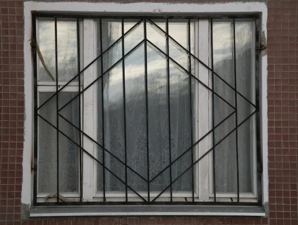 Решетки на окна. Сварные решетки на окна. Решетка на окно металлическая. Оконные решетки сварные. Решетки на окнах пожарная безопасность