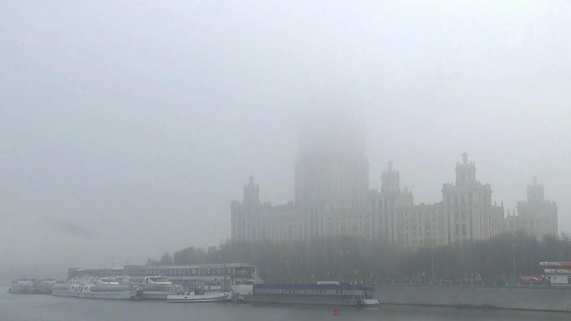 Плотная пелена. Туман в Москве. Самый сильный туман в Москве. Очень густой туман Москва Сити. Очень густой туман Москва Сити вид с окна.