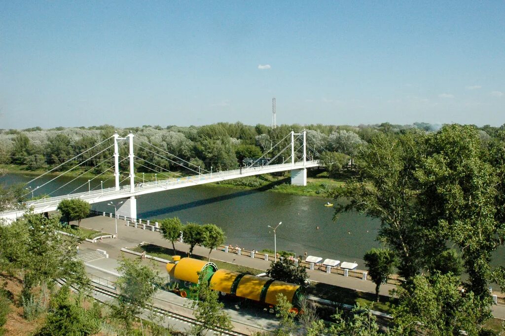 Мост через Урал Оренбург. Мост через реку Урал в Оренбурге. Пешеходный мост Европа-Азия Оренбург. Мост реки Урал в Оренбурге.