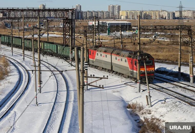 Поезд первоуральск тюмень. Поезд курган. грузовой поезд. станция утяк. североуральск поезд.