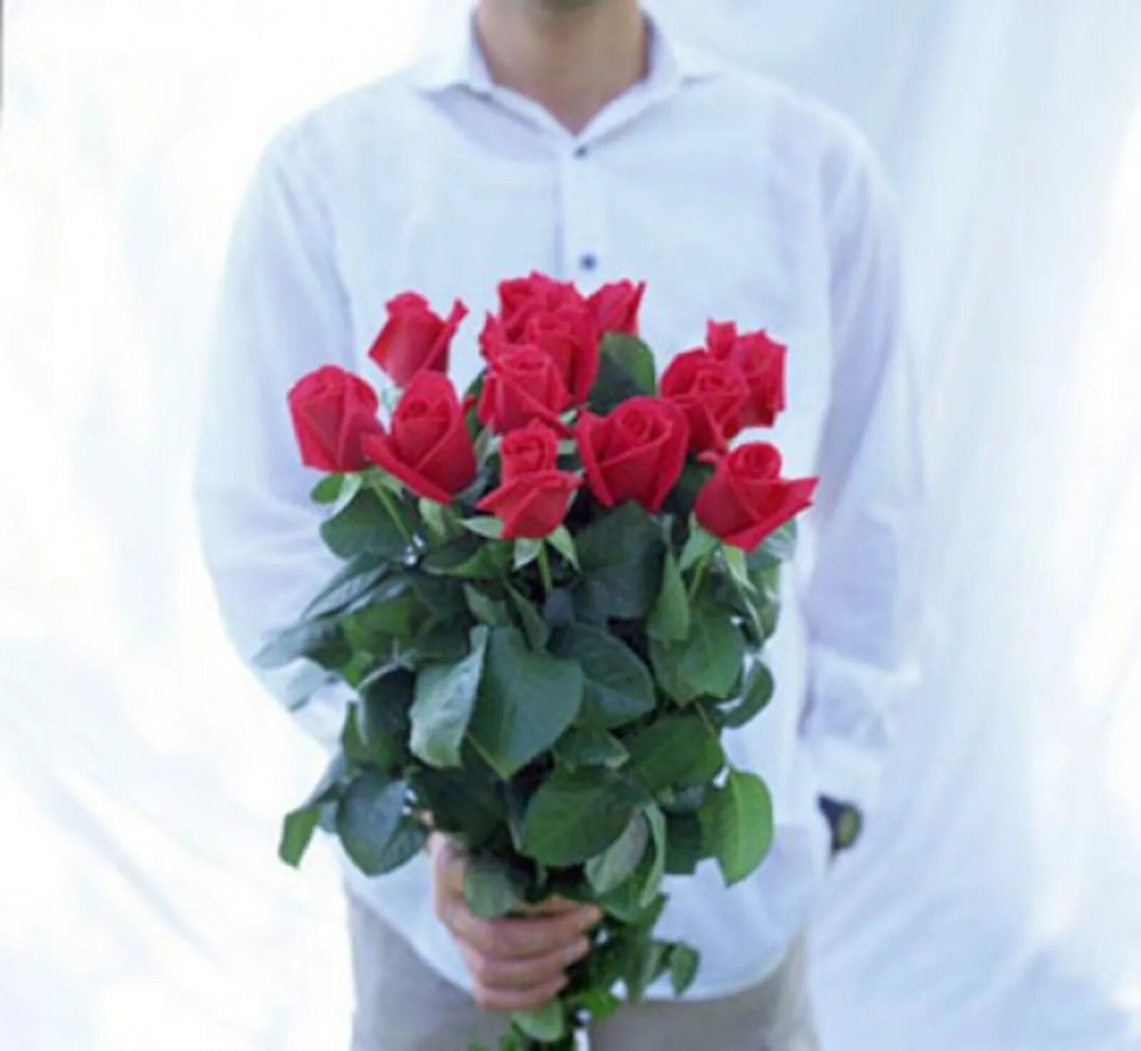 Парень с букетом цветов. Букет цветов для мужчины. Мужчина дарит цветы. Мужчина с букетом роз.