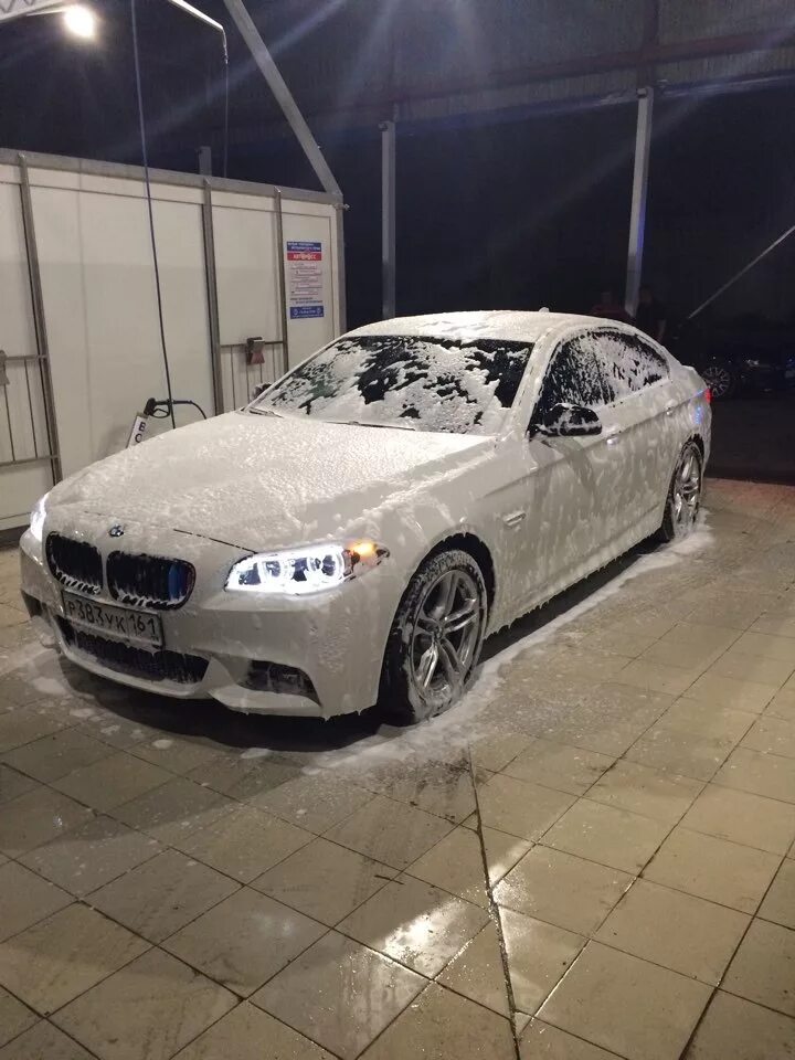 BMW m5 f60 белый в мойке. БМВ е60 на мойке. БМВ м5 на мойке. БМВ 320i на мойке. Дром м5