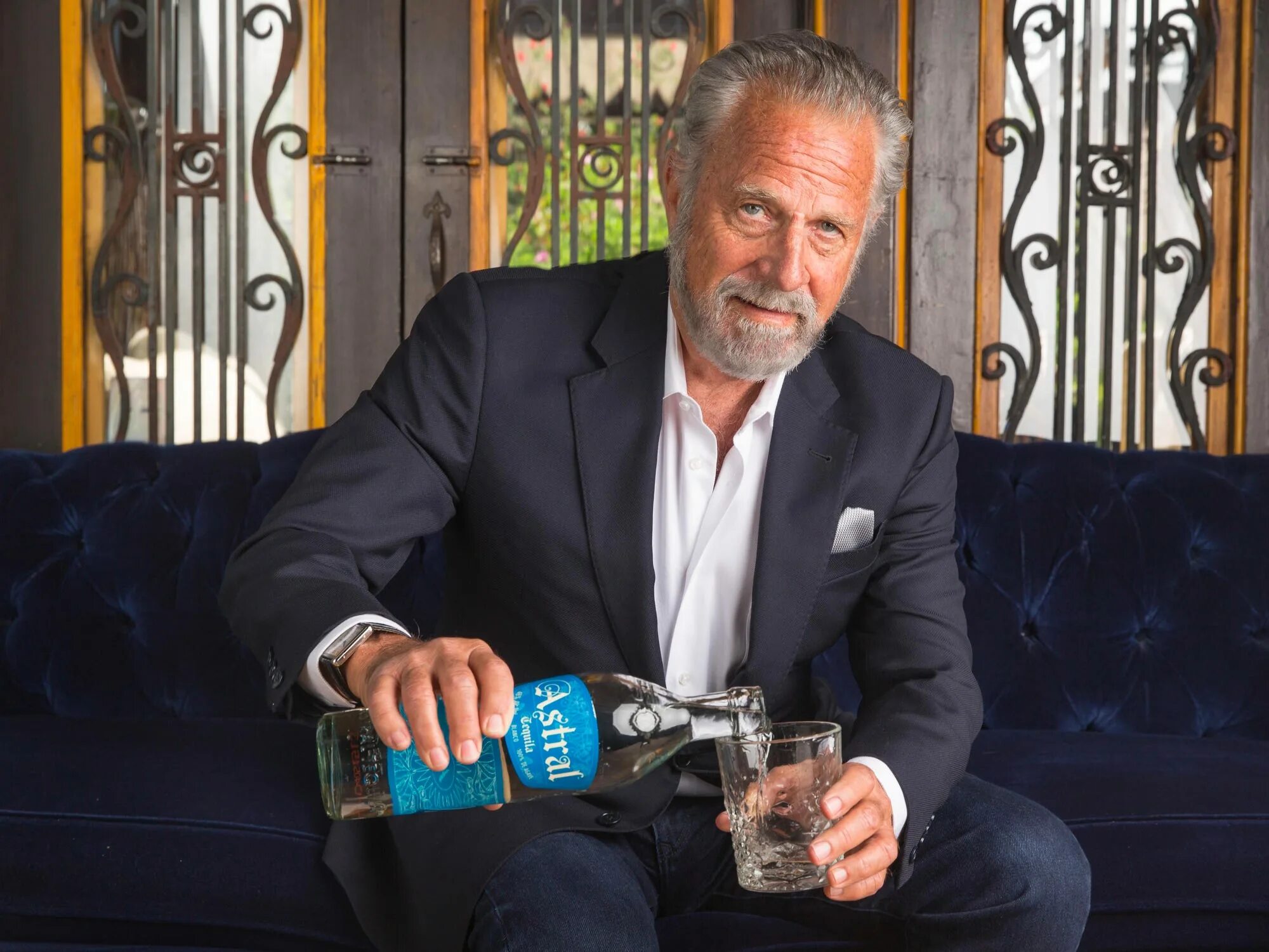 Interesting man. Джонатан голдсмит. самый интересный человек в мире dos equis. the most interesting man. jonathan goldsmith beer.