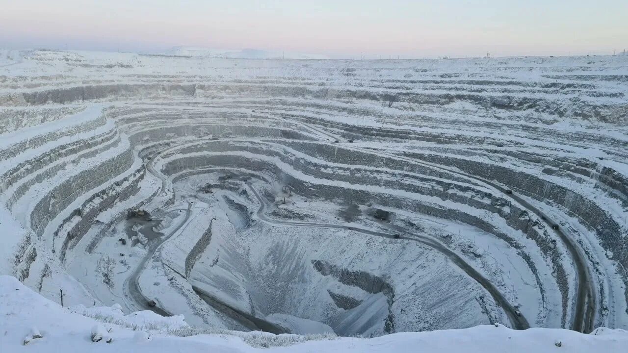 Мирный айхал. Айхал АЛРОСА карьер Юбилейный. Айхал Республика Саха. Поселок Айхал Якутия. Кимберлитовая трубка Айхал.