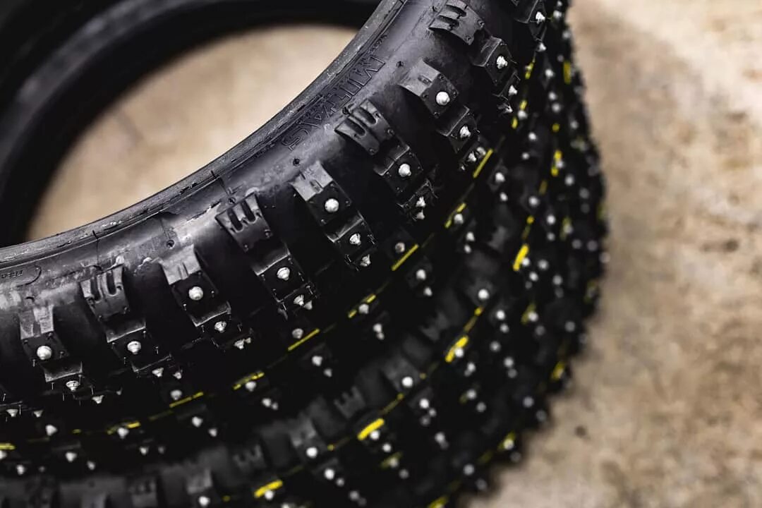 шипованная резина на камаз. шипованная резина на камаз. 398. ошиповка мт резины. зимняя грузовая резина 22.