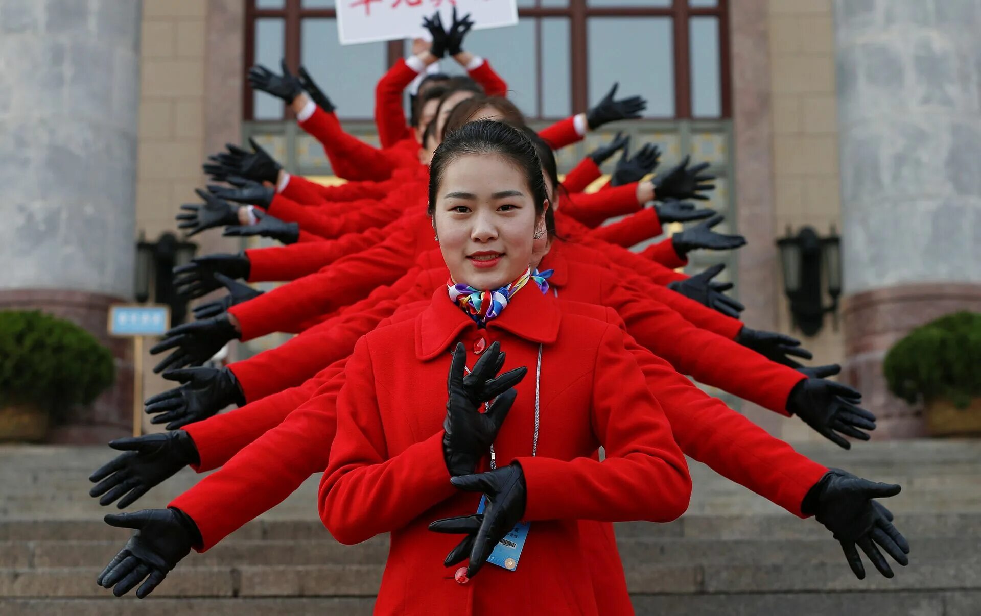Толпа людей китай. Шанхай население. Китай люди фото. Семья китайцев. В китае 7 человек.