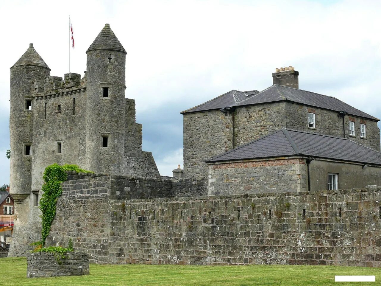 Окрестности замка. Замок Эннискиллен Ирландия. Замок Кэйр Ирландия. Замок Белфаст Ирландия. Замок Бэлликэрбери Ирландия.