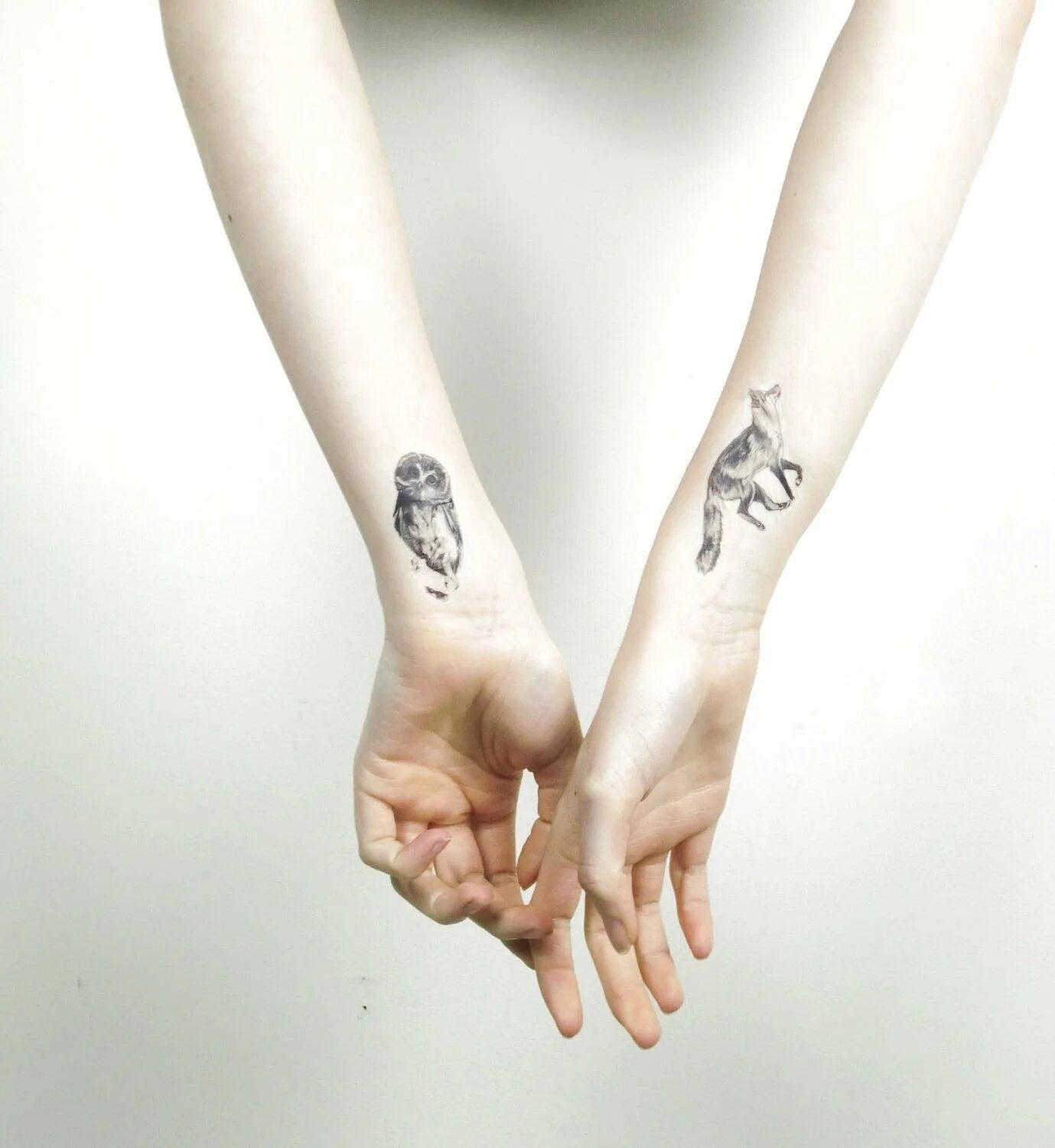 Тату над запястьем для девушек. Красивые небольшие тату для девушек. Нежные тату для девушек на руке. Тату на запястье для девушек. Тату на запястье для девушек.