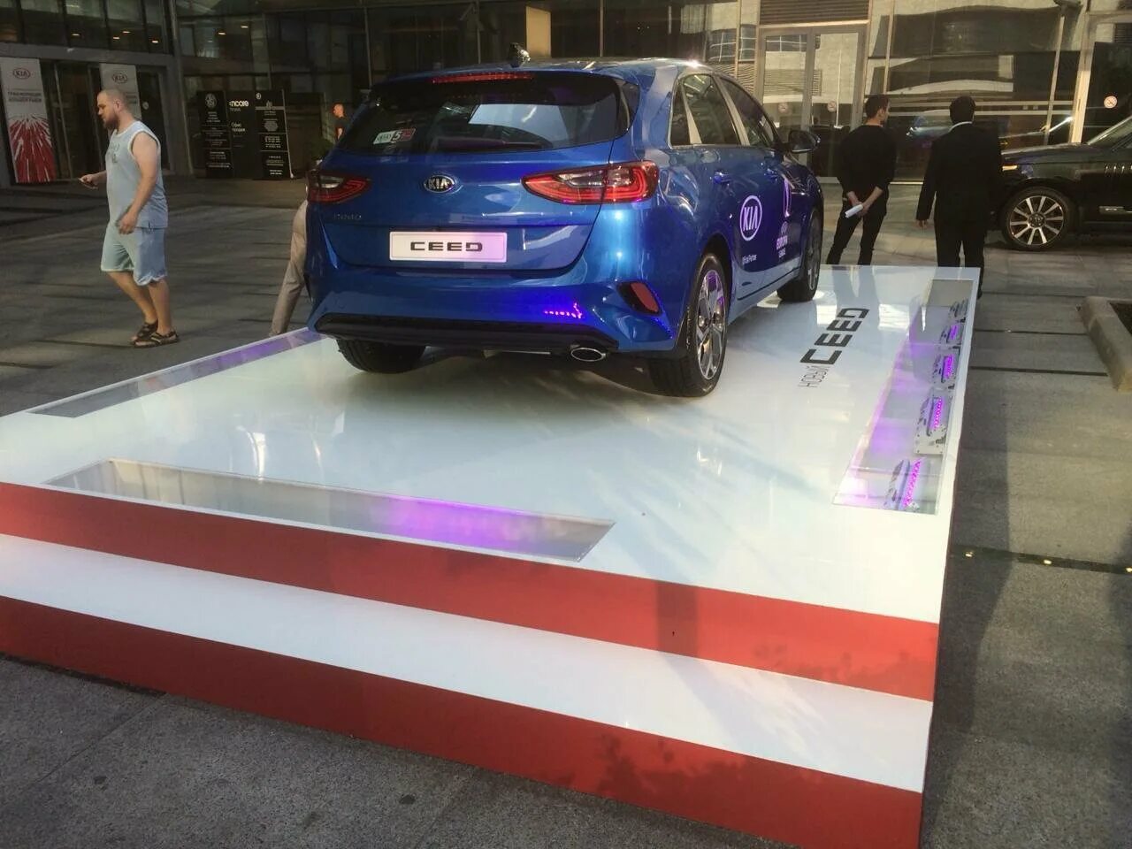 Автосоната подиумы. Подиум автомобильный. Подиум под авто. Подиум для авто. Автосалон подиум.