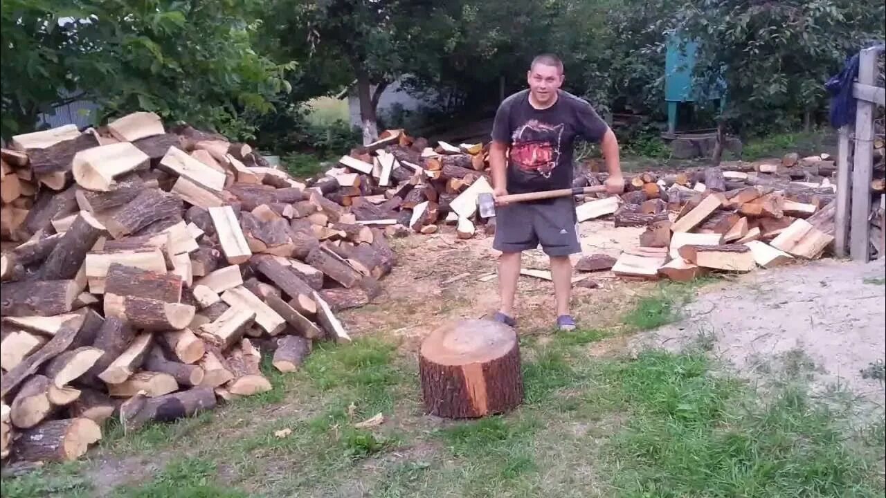 Колка дров в деревне. Красиво уложенные дрова. Распиленные дрова. Мальчик пилит дрова. Заготовка дров.
