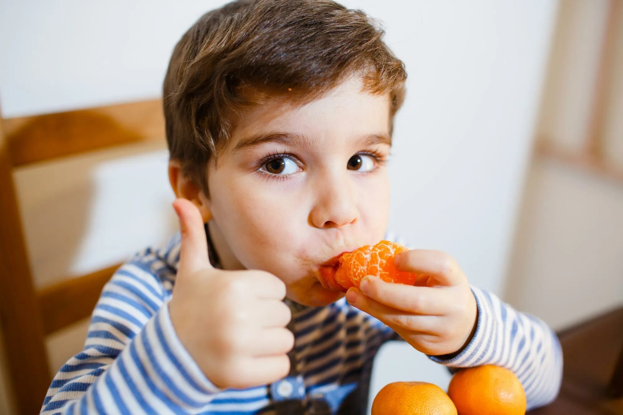 Мальчик мандарин. Апельсин для детей. Человек ест мандарин. Мальчик ест фрукты. Дети едят мандарины.