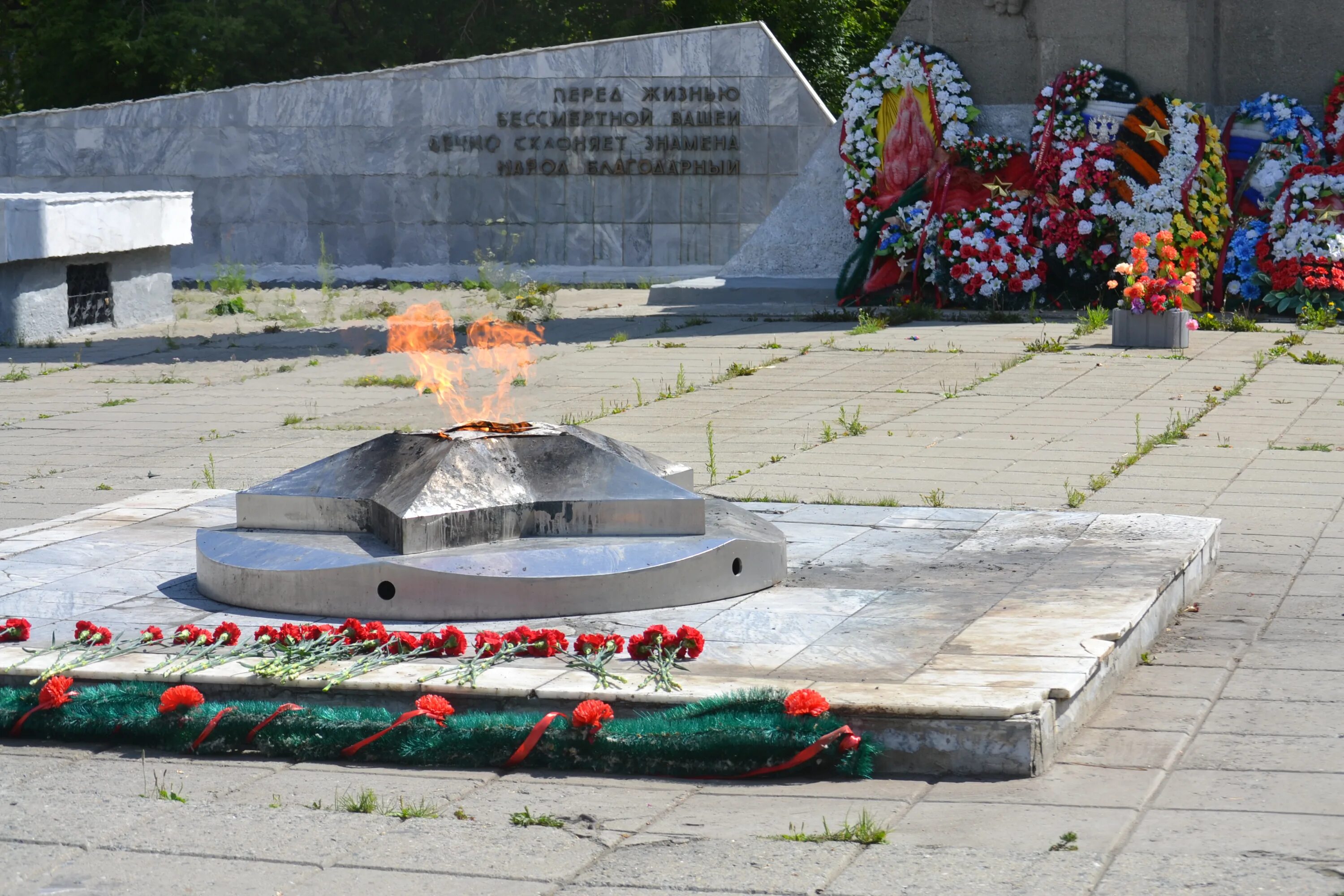 Вечный огонь Миасс. Мемориал Скорбящая мать Миасс. Памятник Скорбящей матери Миасс. Вечный огонь Миасс Челябинская.