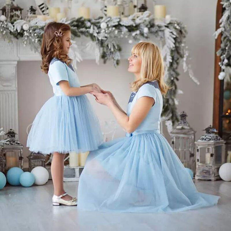 Вечерние платья для мамы и дочки. Платье облако для девочки. Fashion family. Платье для мамы. Мама и дочка с платьем.