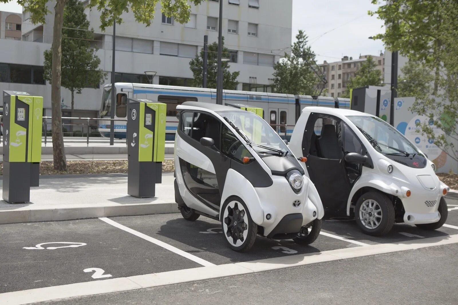 Общественный автомобиль. Электромобиль Toyota i-Road. Тойота ай роад. Экологичный электромобиль. Электрокары в городе.