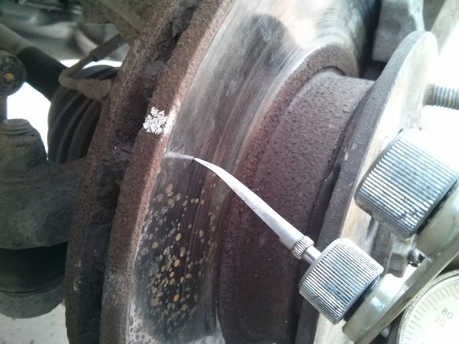 Допуски биения тормозного диска дискавери 4. Saf оси износ дисков. Как проверить тормозной диск. Неравномерный износ тормозных колодок тэм18дм. Допустимое биение тормозного диска ваз 2110.